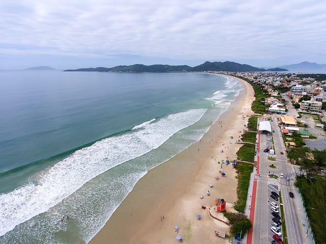 Pico de surf Praia do Mariscal, Santa Catarina, Brasil